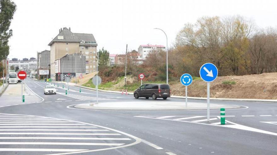 Imagen del paso de un coche por la rotonda creada en la entrada desde Pontevedra.   | // BERNABÉ/ANA AGRA