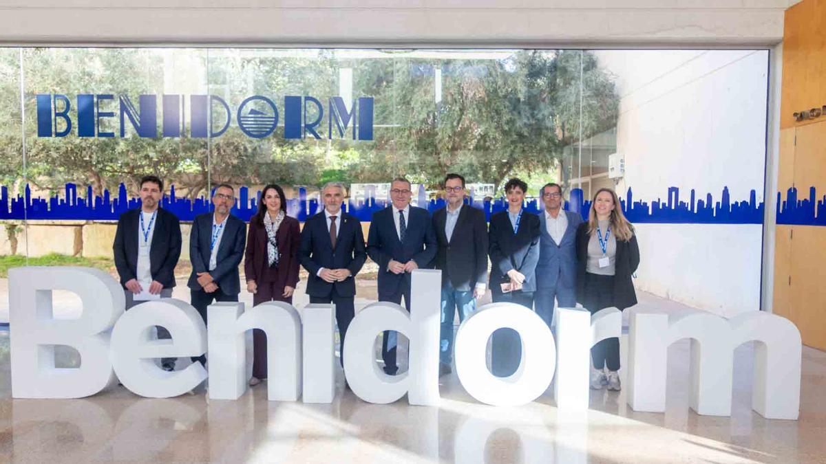 El alcalde, junto a los principales ponentes y participantes del INSTO.