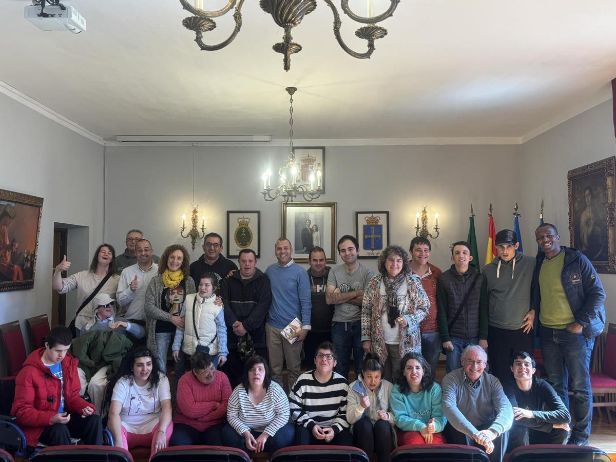 Alumnos y alumnas del Don Orione, con educadores y el alcalde cangués, este jueves.