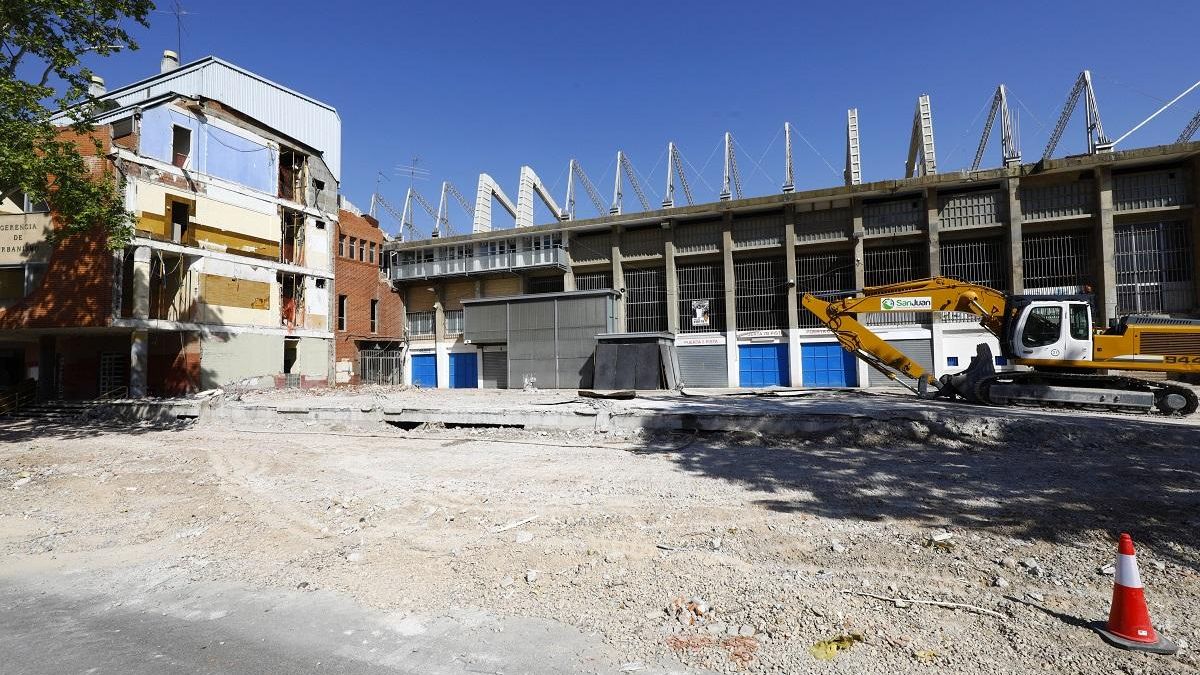 Derribo de los edificios conjuntos de La Romareda a finales de julio del 24
