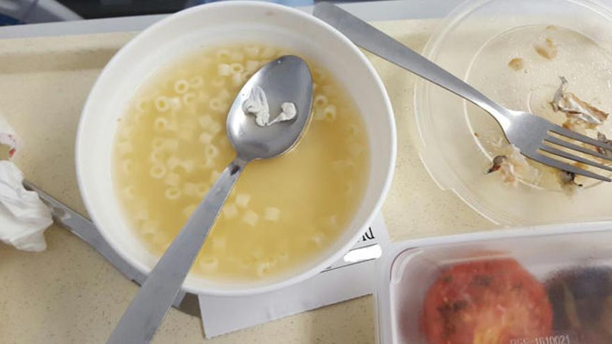 Foto que hizo el paciente tras encontrar un chicle en su bol de sopa.