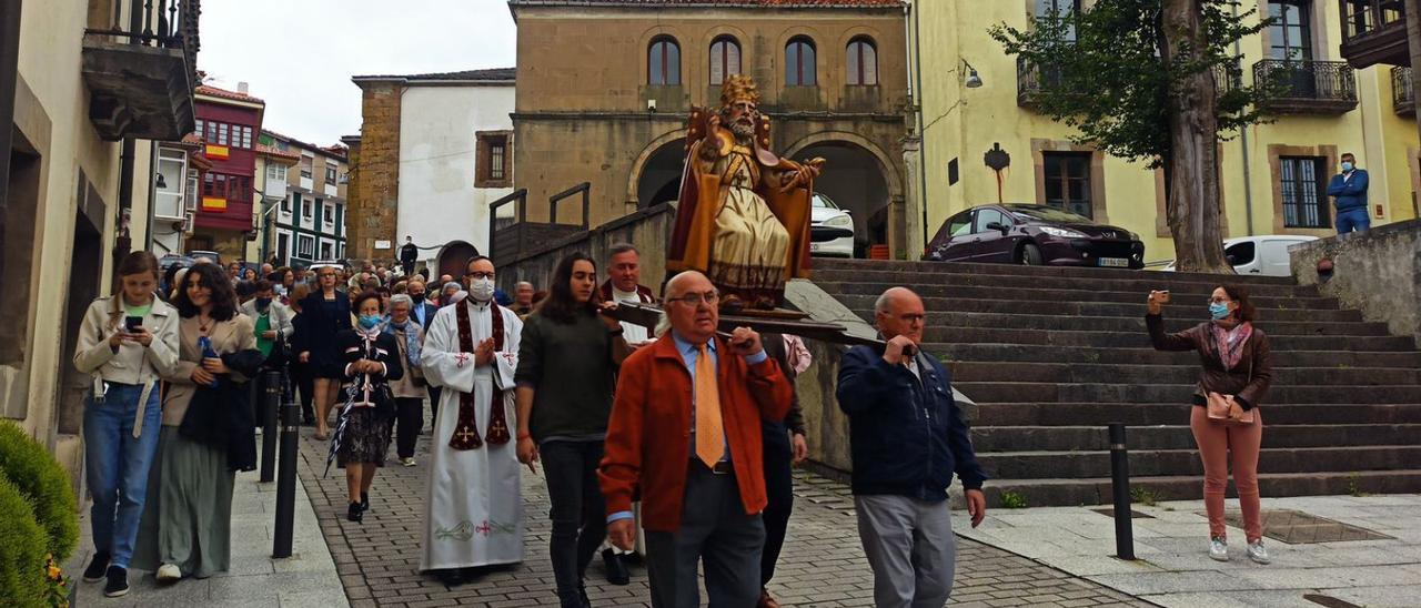 La procesión de San Pedro, ayer, en Tineo. | S. Arias