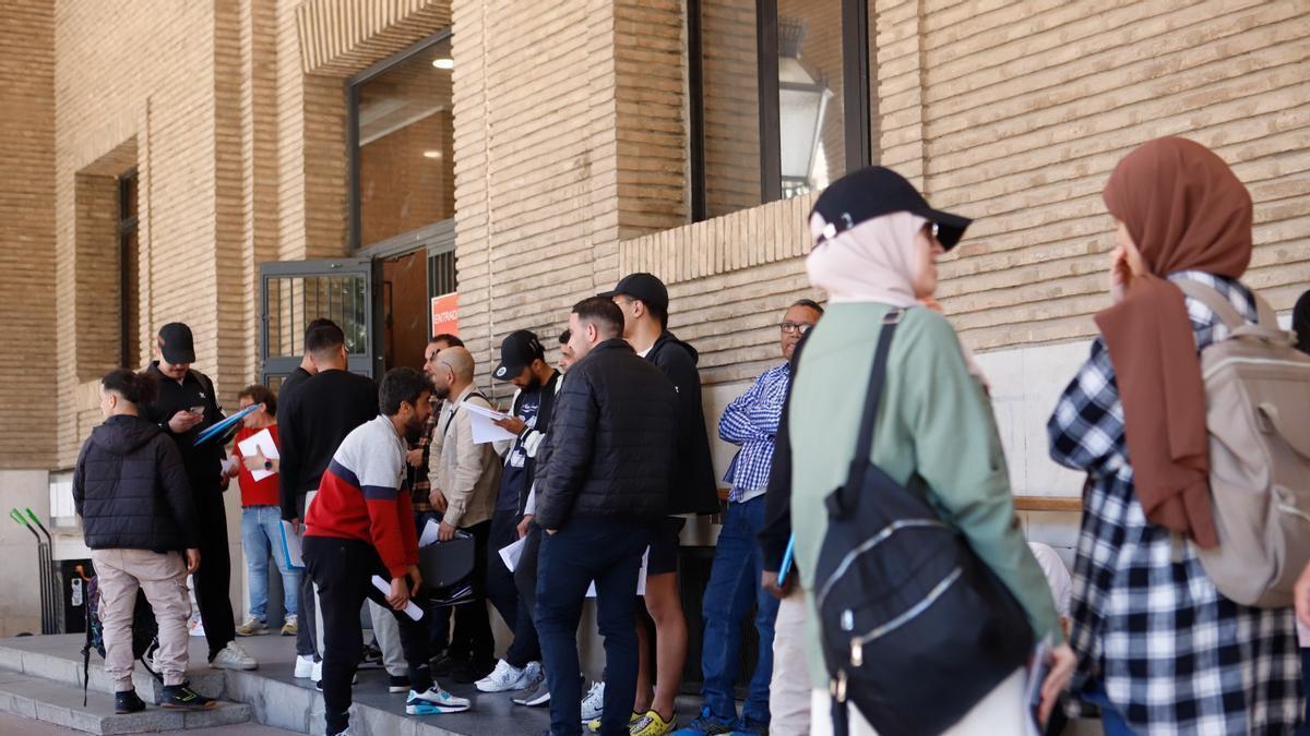 Filas de migrantes ante el Ayuntamiento deZaragoza por el proceso de regularización, esta semana.