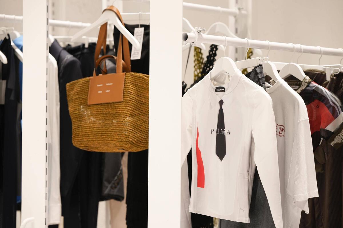 Una de las marcas incluidas es Proenza Schouler (el bolso de la foto).