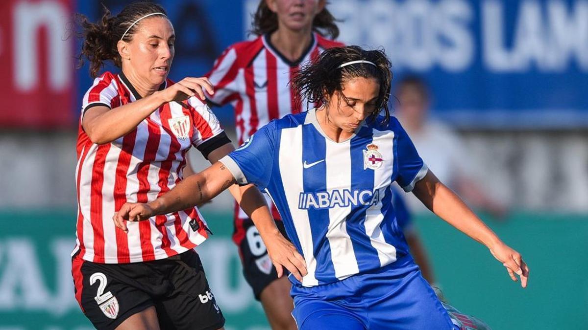 Paula Monteagudo, presionada por una jugadora del Athletic.