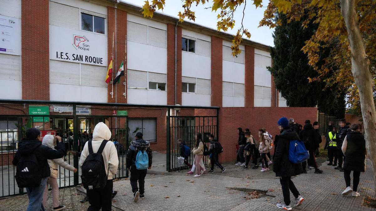 Alumnos entran en el instituto San Roque de Badajoz en una fotografía de archivo.