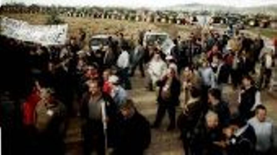 Cientos de agricultores protestan para defender a 2.800 familias de arroceros