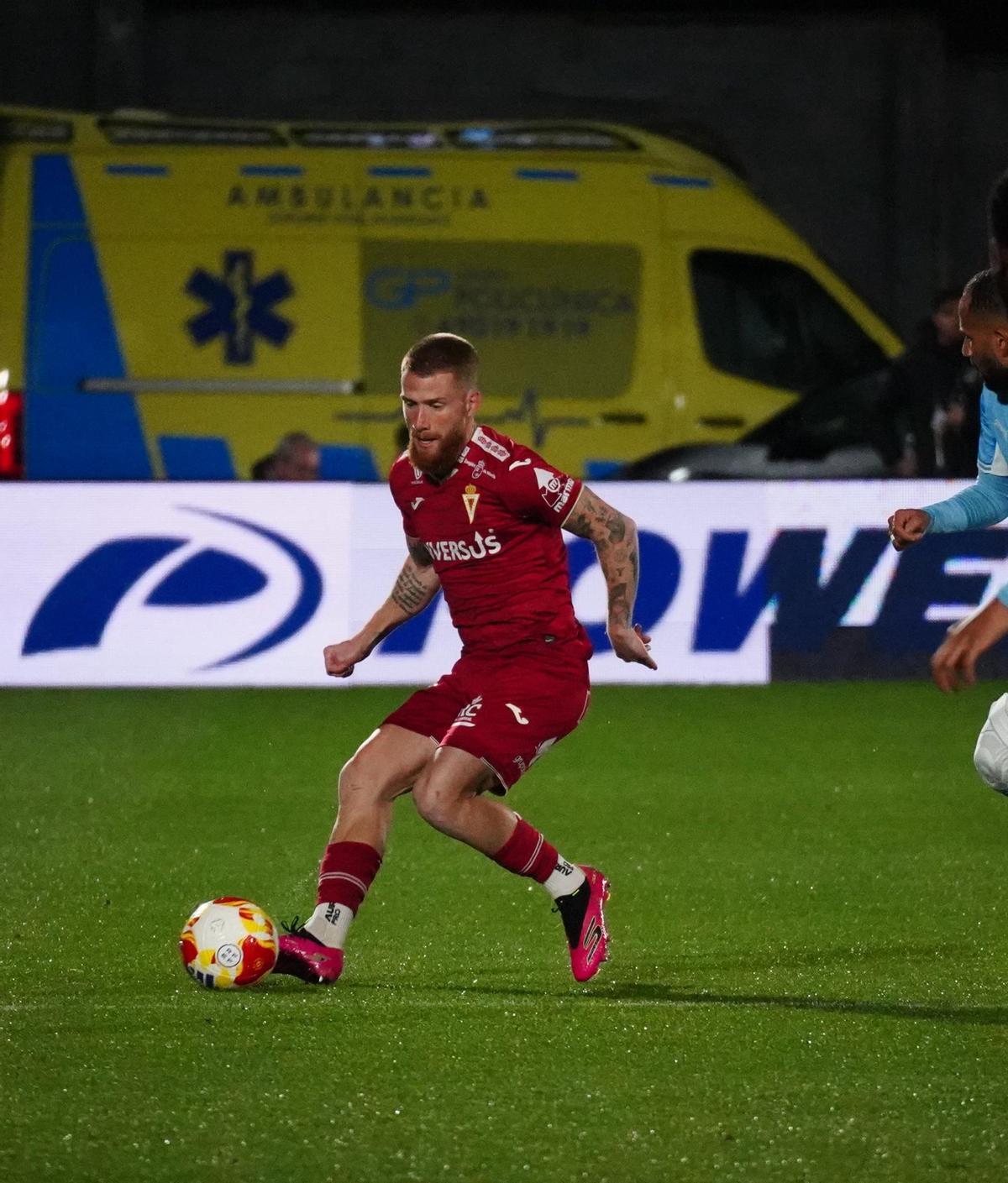 David Vicente conduce el balón en el duelo de este domingo