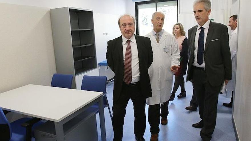 El gerente del SAS y el consejero, con el director médico.