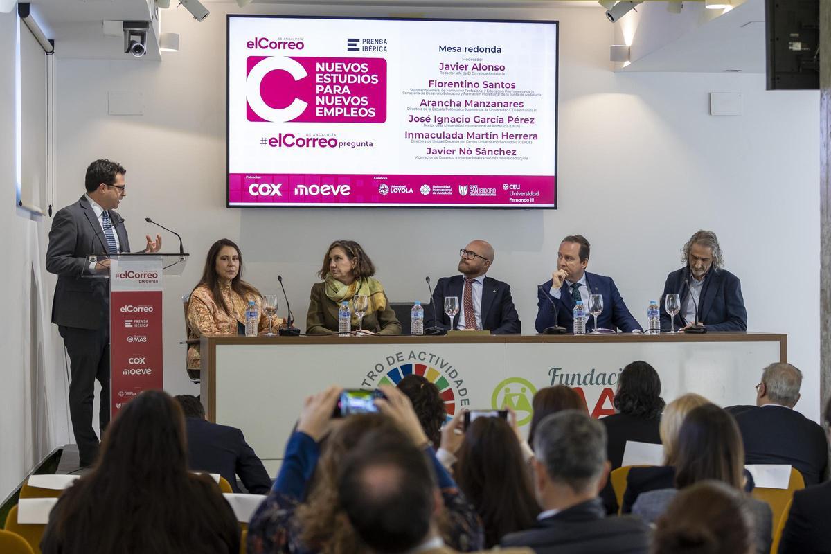 De izda. a dcha.: Javier Alonso, redactor jefe de El Correo de Andalucía; Inmaculada Martín Herrera, directora de Unidad Docente del Centro Universitario San Isidoro; Arancha Manzanares, directora de la Escuela Politécnica Superior de la Universidad CEU Fernando III; Florentino Santos, secretario general de Formación Profesional y Educación Permanente de la Consejería de Desarrollo Educativo y Formación Profesional de la Junta de Andalucía; José Ignacio García, rector de la UNIA; Javier Nó Sánchez, vicerrector de Docencia e Internalización de Universidad de Loyola.