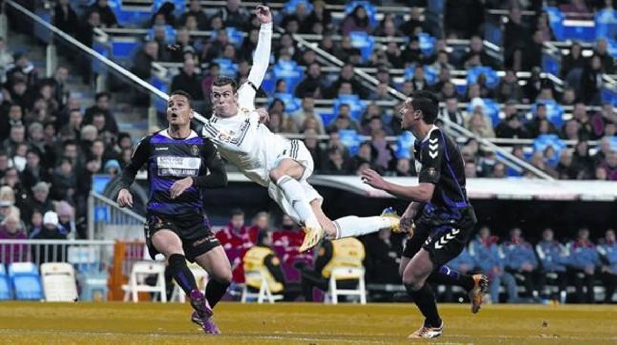 Bale connecta una volea entre Peña i Jesús Rueda, ahir al Bernabéu. Bale connecta una volea entre Peña i Jesús Rueda, ahir al Bernabéu.