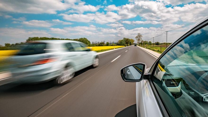 Aviso de la DGT: estos conductores cambiarán la manera de adelantar desde julio