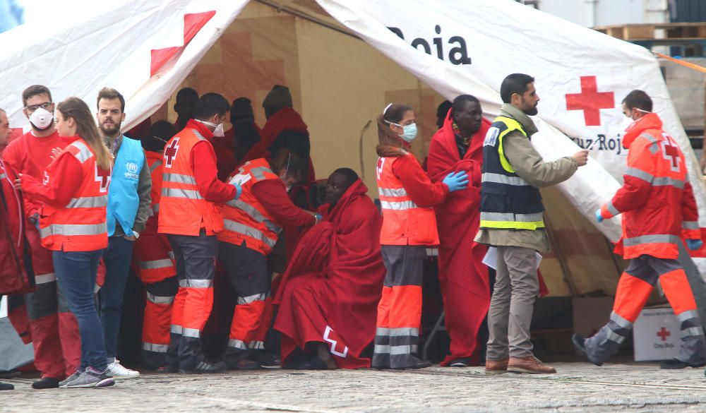 Rescatan a los 53 ocupantes de una patera en Málaga