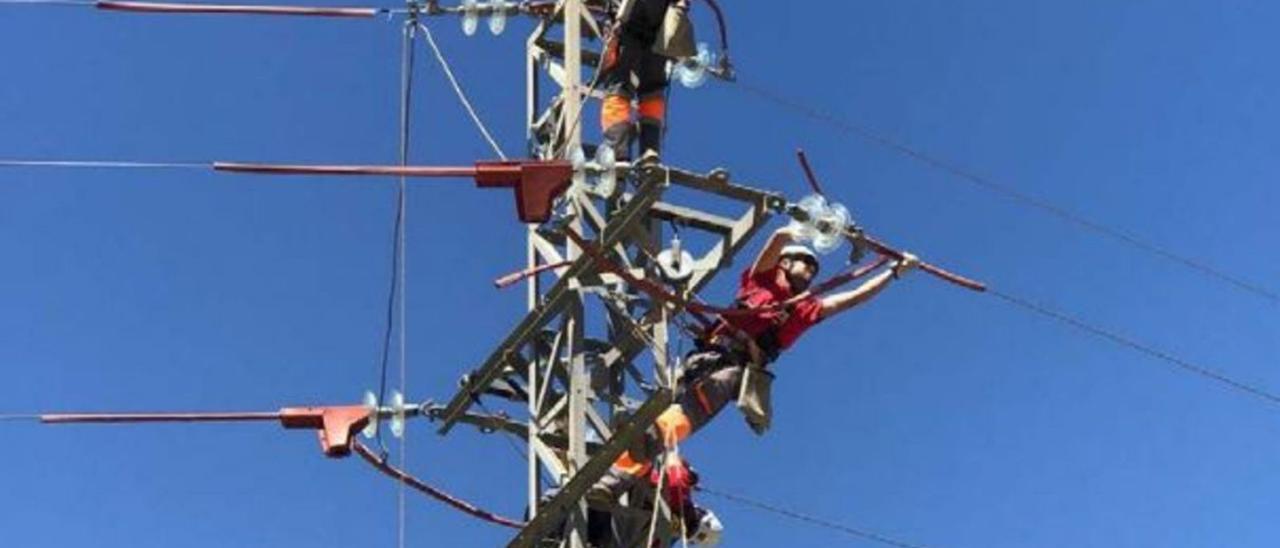 Trabajos aéreos de corrección de un apoyo eléctrico entre la Vila Joiosa y Orxeta. | MITECO Y GVA