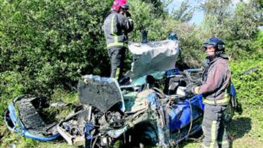 Un conductor, herido tras salirse de la vía y &#039;volar&#039; cien metros