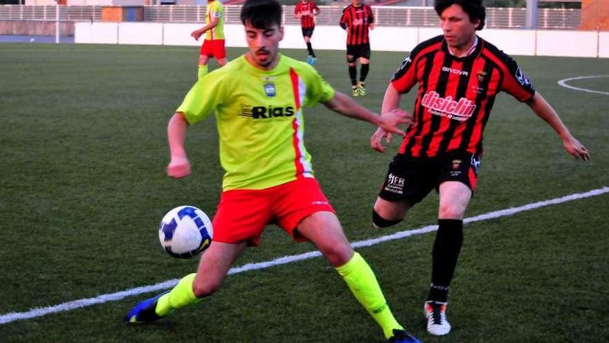 El lalinista Manu (dcha.) presiona a un contrario, ayer, en el partido jugado con el Noalla. // Iñaki Abella
