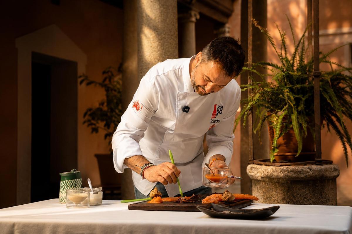 El chef Santiago Carreras, del restaurante El Labriego de Miguel Esteban, elaborará un menú manchego para todos los asistentes durante la comida popular
