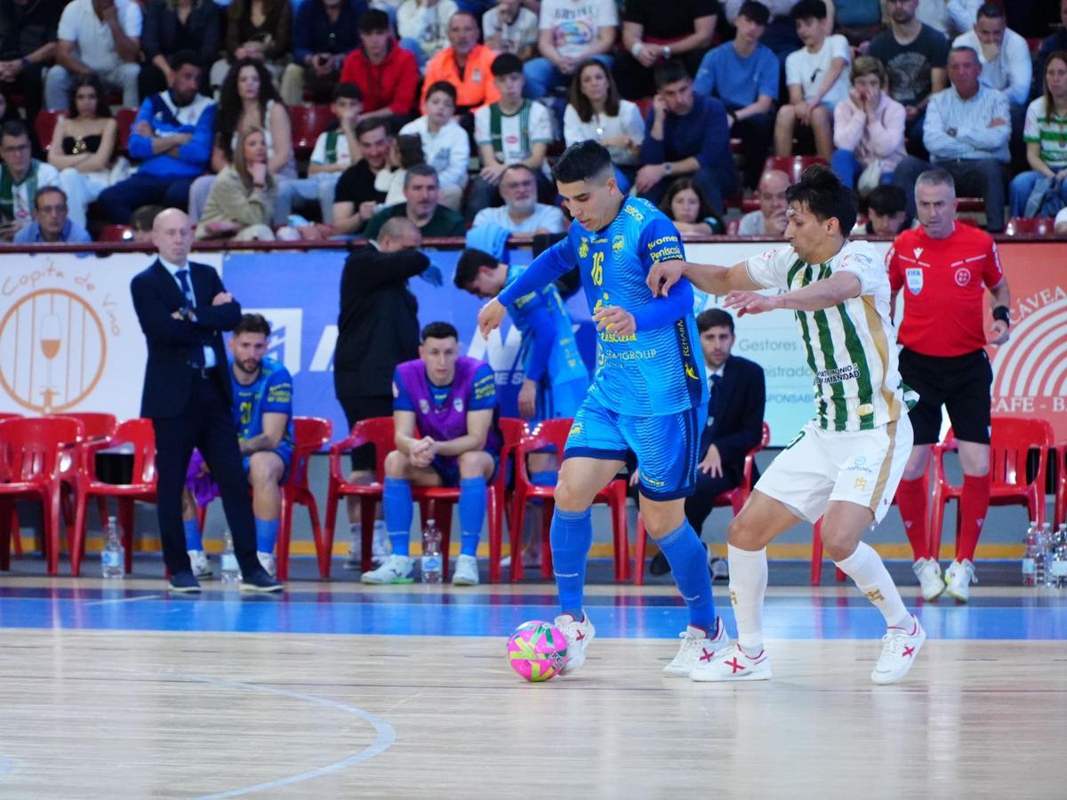 Araya con el esférico, en el Córdoba-Peñíscola