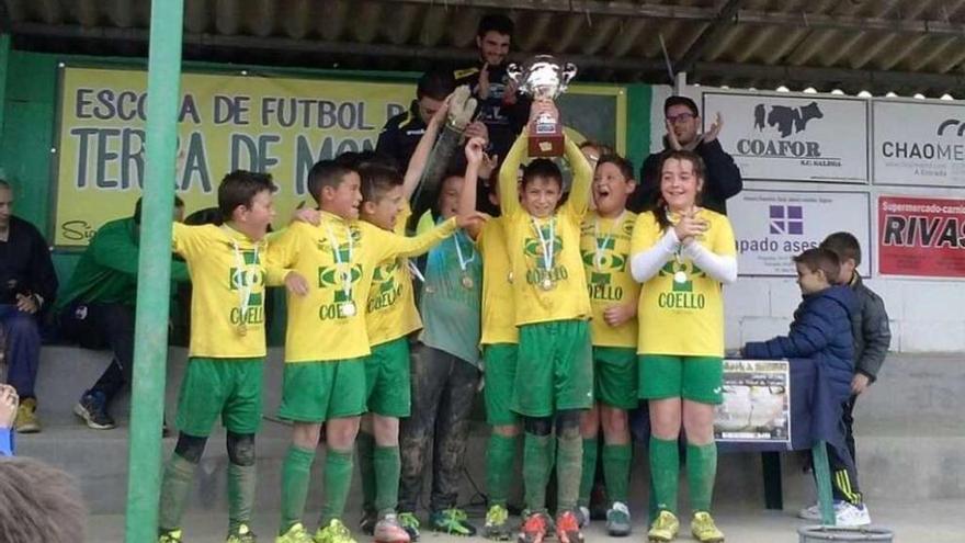 El equipo alevín de la EFB Terra de Montes levanta el trofeo de ganador del I Torneo Vila de Forcarei.