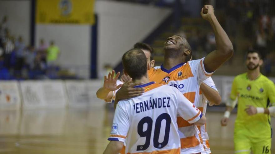 Pelé celebra con sus compañeros el gol que anotó y que abría la espita para la goleada ante el Levante.