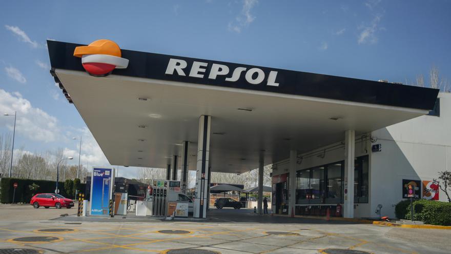 Alianza entre Repsol y Mowiz Truck para impulsar aparcamientos seguros para camiones en sus gasolineras