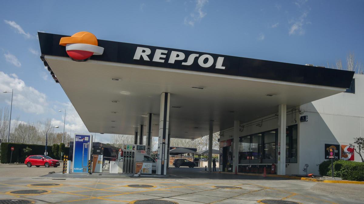 Archivo - Gasolinera de Repsol ubicada en Madrid