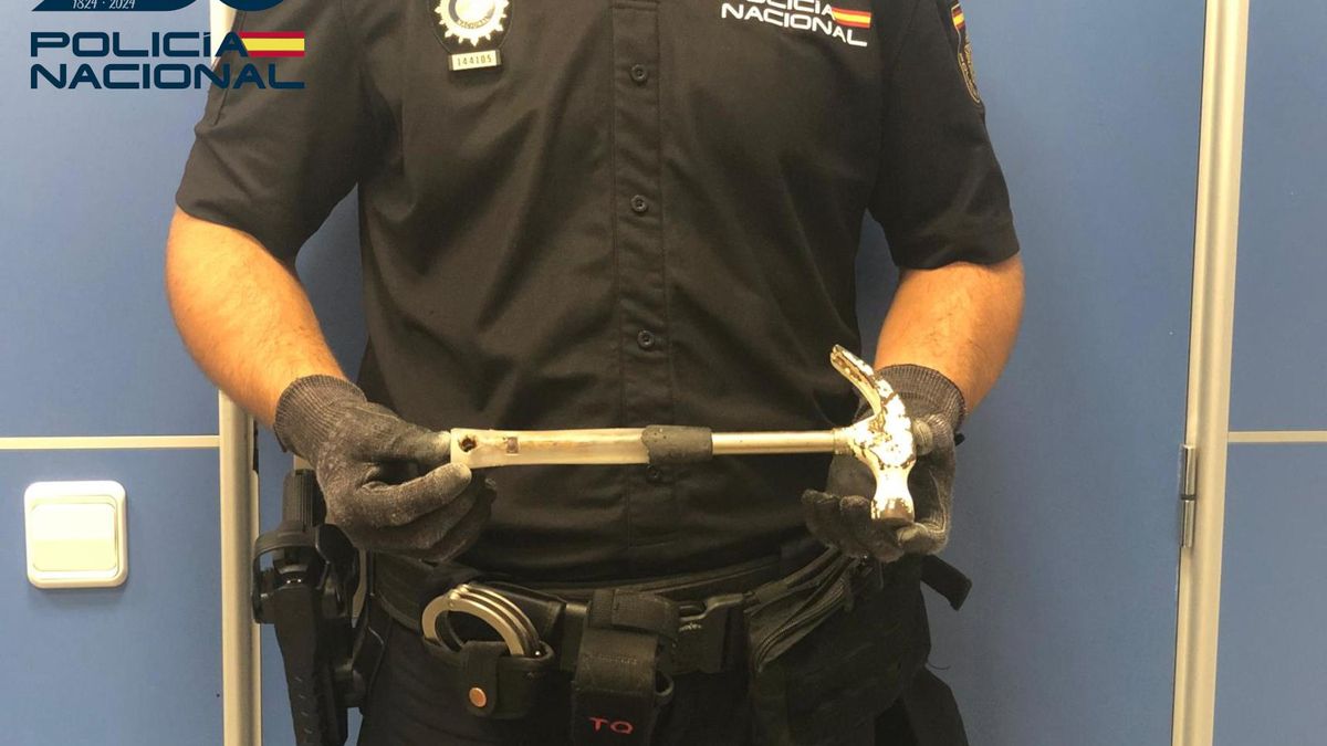 Un policía sostiene el martillo empleado para intentar matar a la víctima