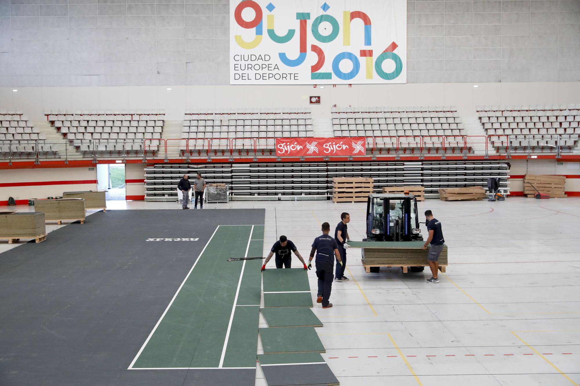 EN IMÁGENES: Así fue el montaje de la pista central del Gijón Open en el Palacio de los Deportes de La Guía