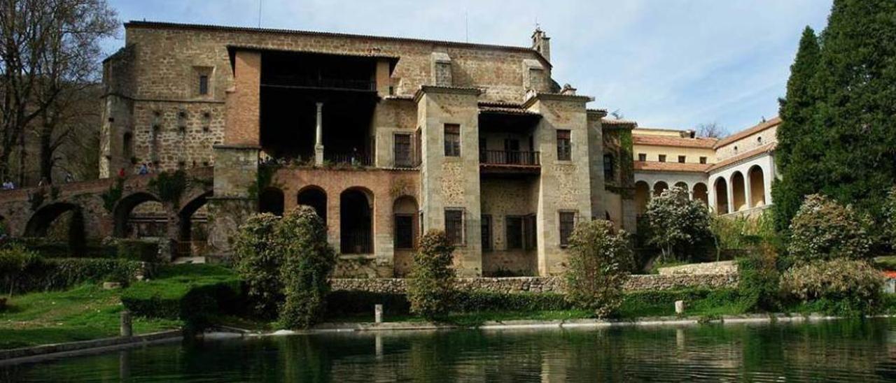 Una de las fachadas del monasterio, que tiene anexo el palacio de Carlos V.