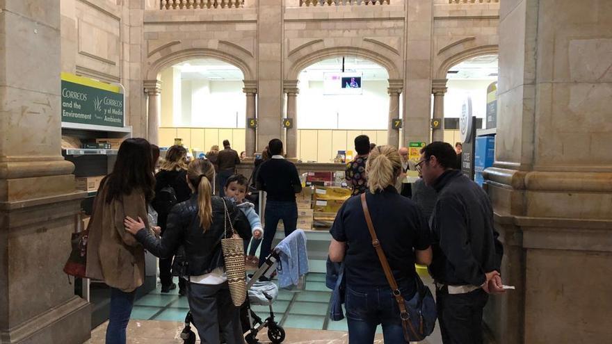 Voto por correo: Lleno total en la oficina central de Palma para ejercer el sufragio