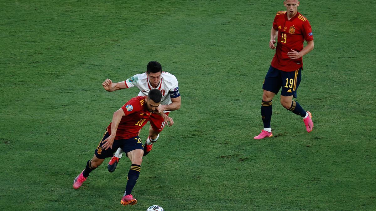 Jordi Alba, ganándole la partida a Lewandowski en el España - Polonia