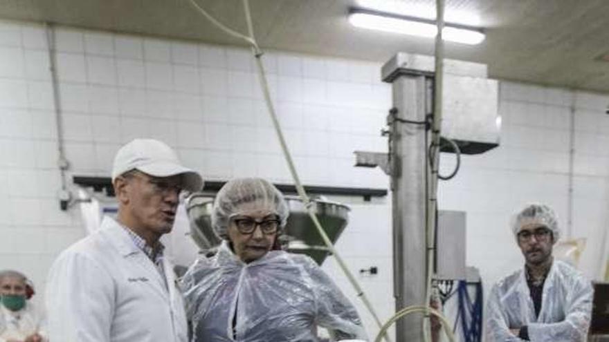 Jesús Vallina charla con Mariví Monteserín, con Manuel Campa a la derecha de la imagen, ayer, en la fábrica de Embutidos Vallina.