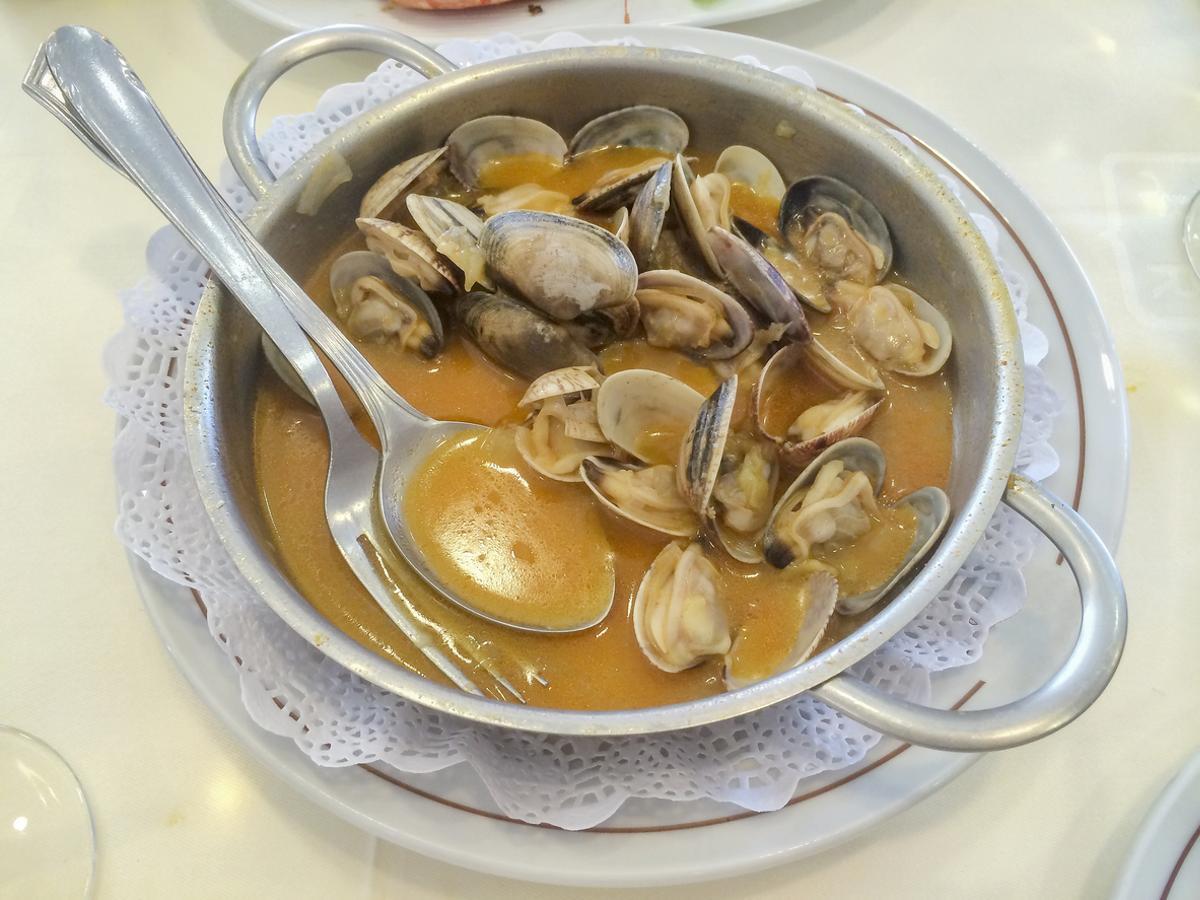 Las almejas son la joya gastronómica de Santiago de Carril