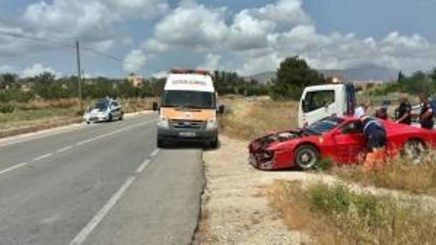 Aparatoso accidente con un Ferrari en Teulada