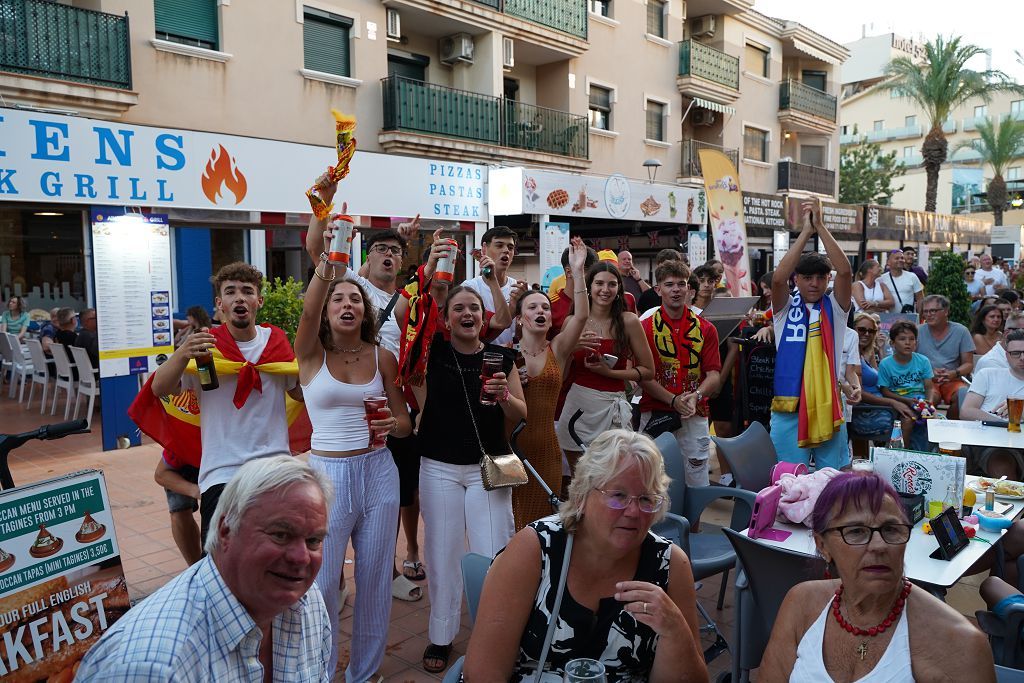 Un grupo de aficionados ingleses sigue la final desde Los Alcázares