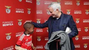 José Mourinho, entrenador del Benfica, saluda a Rodrigo, joven aficionado homenajeado este fin de semana en el Estádio da Luz.