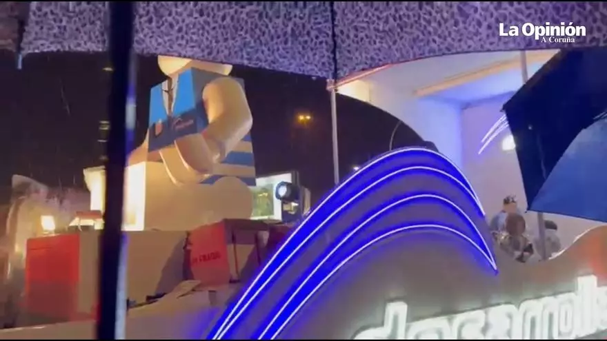 El granizo sorprende en pleno desfile de la Cabalgata de Reyes de A Coruña