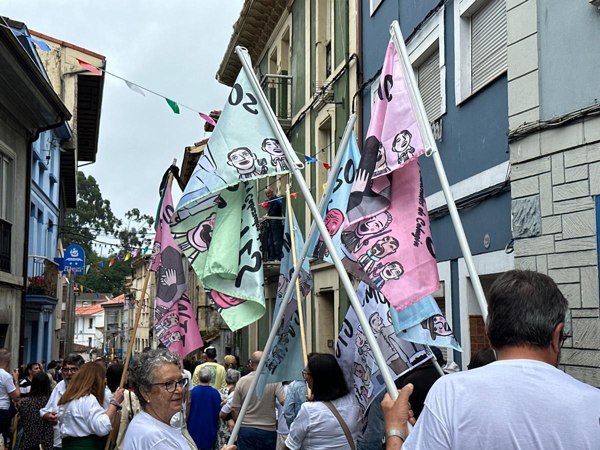 El desfile más esperado en Cudillero: gaitas, bailes 'pixuatus' y gigantes y cabezudos de Murcia