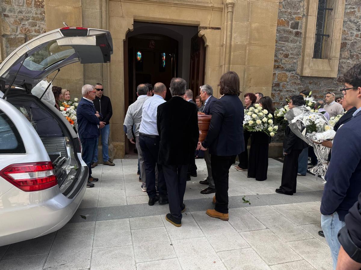 El féretro, entrando en la iglesia de Pola de Laviana.