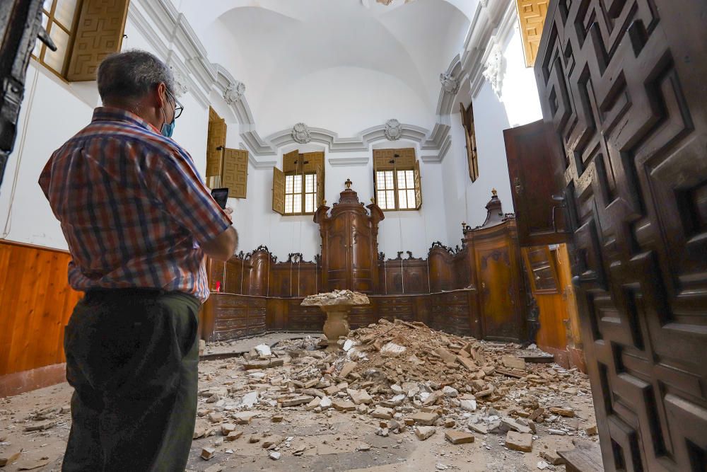 Parte de la cubierta de la sacristía de la iglesia de las Santas Justa y Rufina se ha venido abajo. El templo se ha visto afectado por las lluvias de la DANA y esta primavera.