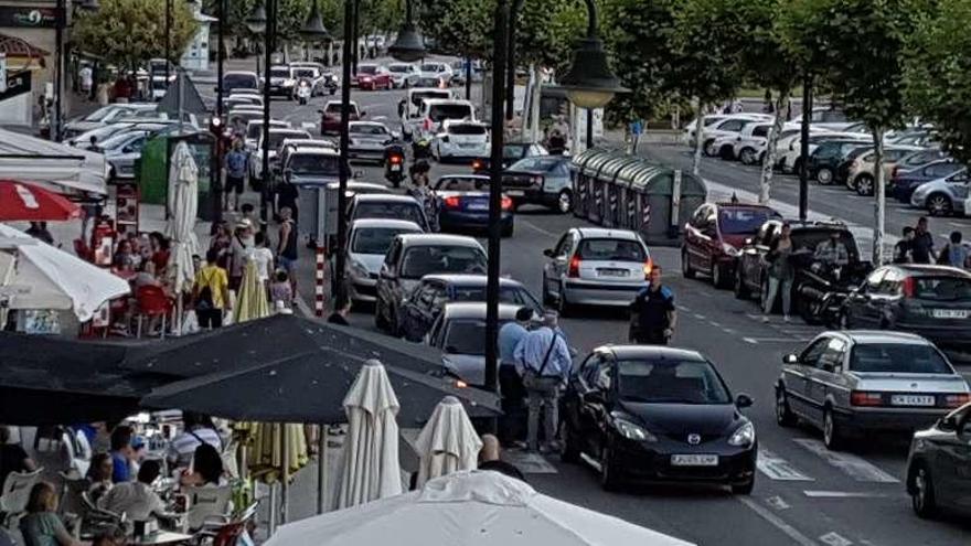 La Policía Local atiende uno de los accidentes urbanos. // G.Núñez