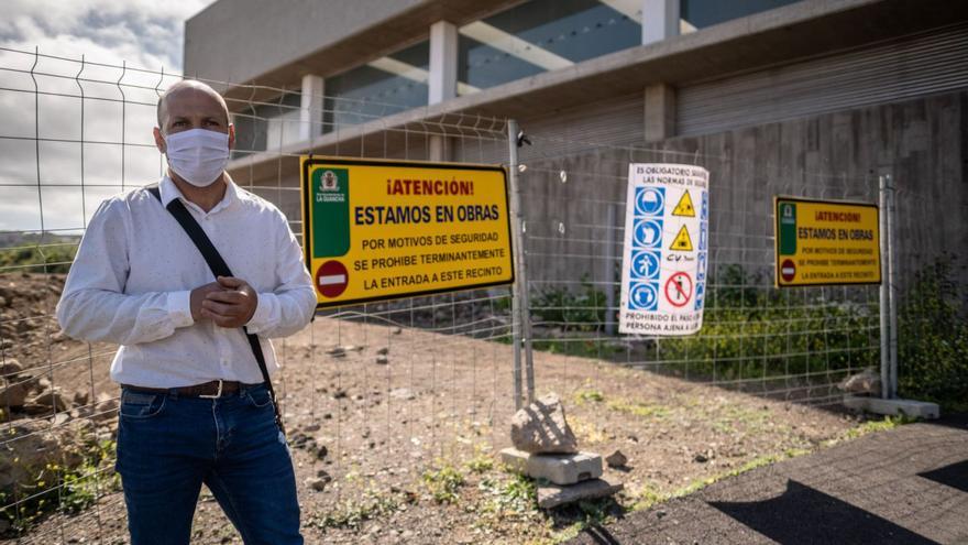 El alcalde de La Guancha, Antonio Hernández (PP), junto a uno de los accesos sin urbanizar de la piscina, en mayo de 2021.