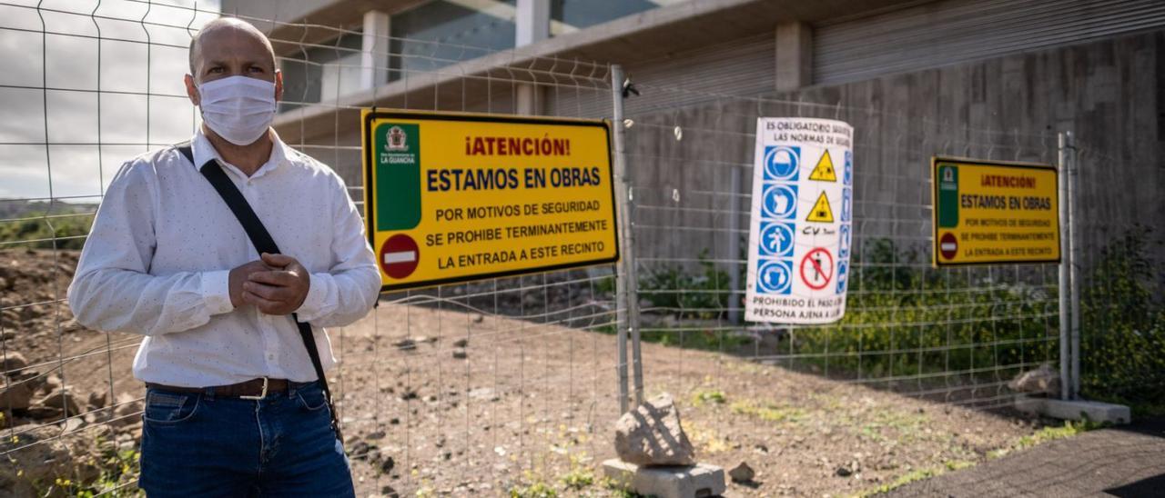 El alcalde de La Guancha, Antonio Hernández (PP), junto a uno de los accesos sin urbanizar de la piscina, en mayo de 2021.