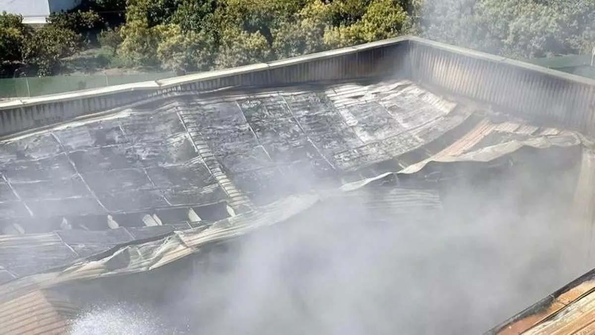 Se ha recurrido a maquinaria pesada para derruir las naves afectadas por el incendio en Cajiz