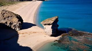 Esta es la playa que triunfa en España por sus aguas de intenso color azul