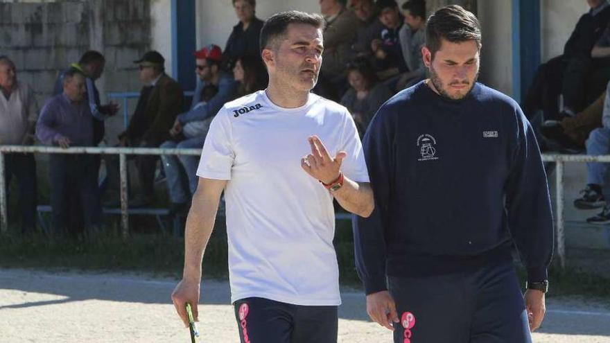 Alberto Ecay, entrenador del Nogueira de Ramuín, a la izquierda. // Iñaki Osorio