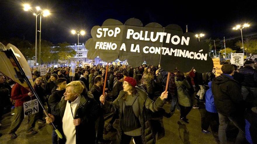 Variopinta y pacífica protesta verde en Madrid
