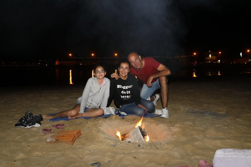 Cientos de personas acuden un año más al arenal de Nigrán para celebrar el inicio del verano entre fuego y diversión.