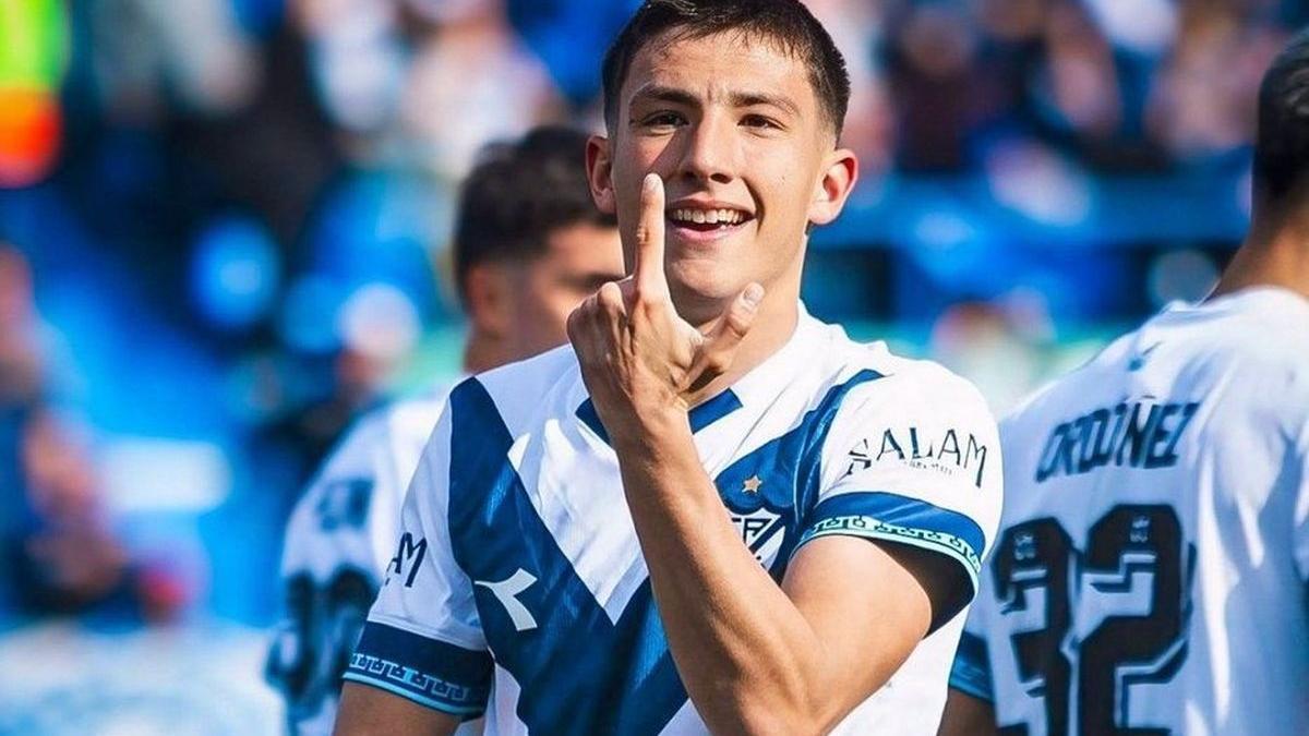 Thiago Fernández, durante un partido con Vélez Sarsfield en 2024.