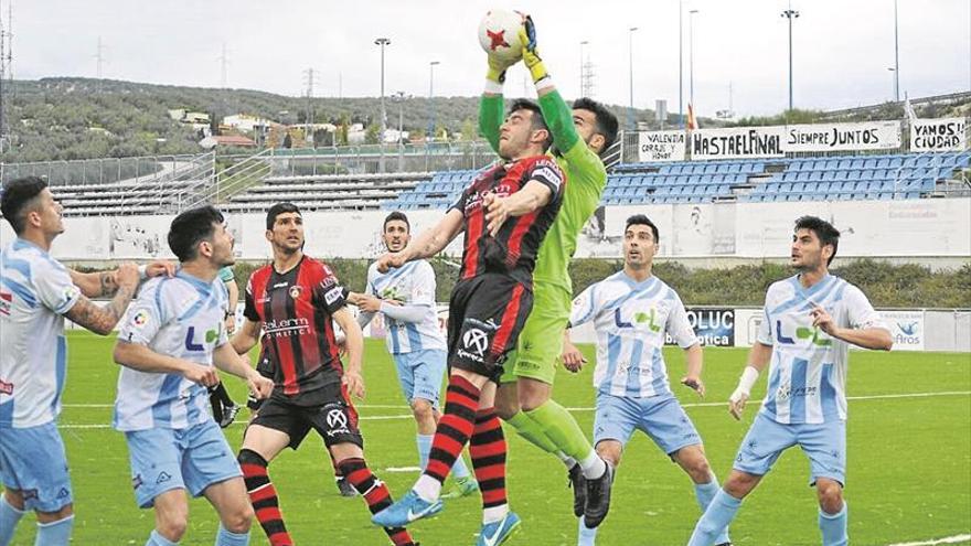 Paso de gigante del Lucena al ganar al Puente Genil